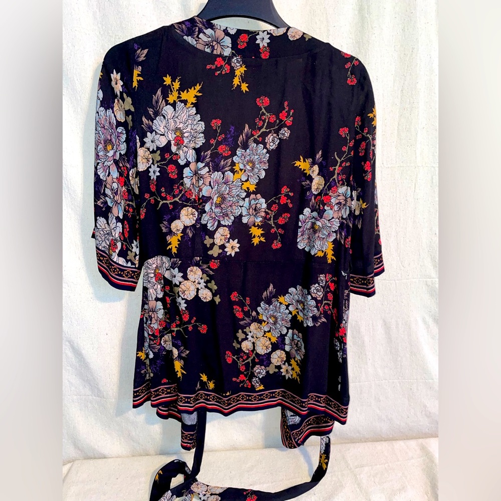 Black & Red Floral “Kimono style” wrap-around fabric tie sash blouse. - Picture 10 of 11